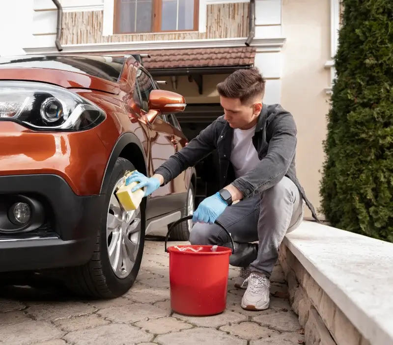 Lavage auto à domicile Saint-Étienne-de-Tulmont : professionnel intervenant sur un véhicule
